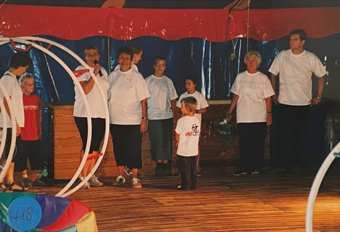 Im Zelt wird geturnt und gefeiert